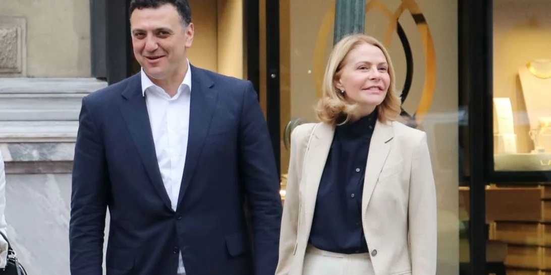 Τζένη Μπαλατσινού | Με νέο hair look και no make up μακιγιάζ στον Πειραιά - Στο πλευρό του Βασίλη Κικίλια