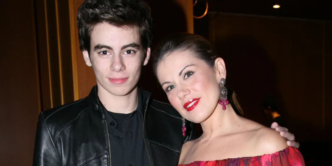 Μεγάλη συγκίνηση για την Ευγενία Μανωλίδου | Ο γιος της Αλέξανδρος σήκωσε τον επιτάφιο