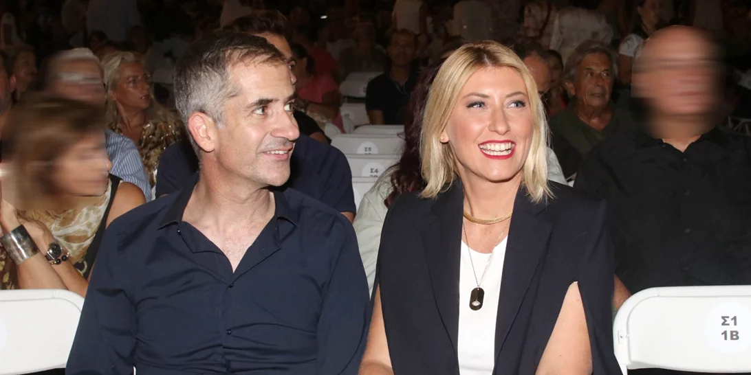 Η Σία Κοσιώνη και ο Κώστας Μπακογιάννης στόλισαν το χριστουγεννιάτικο δέντρο με τα παιδιά τους | Η εντυπωσιακή διακόσμηση