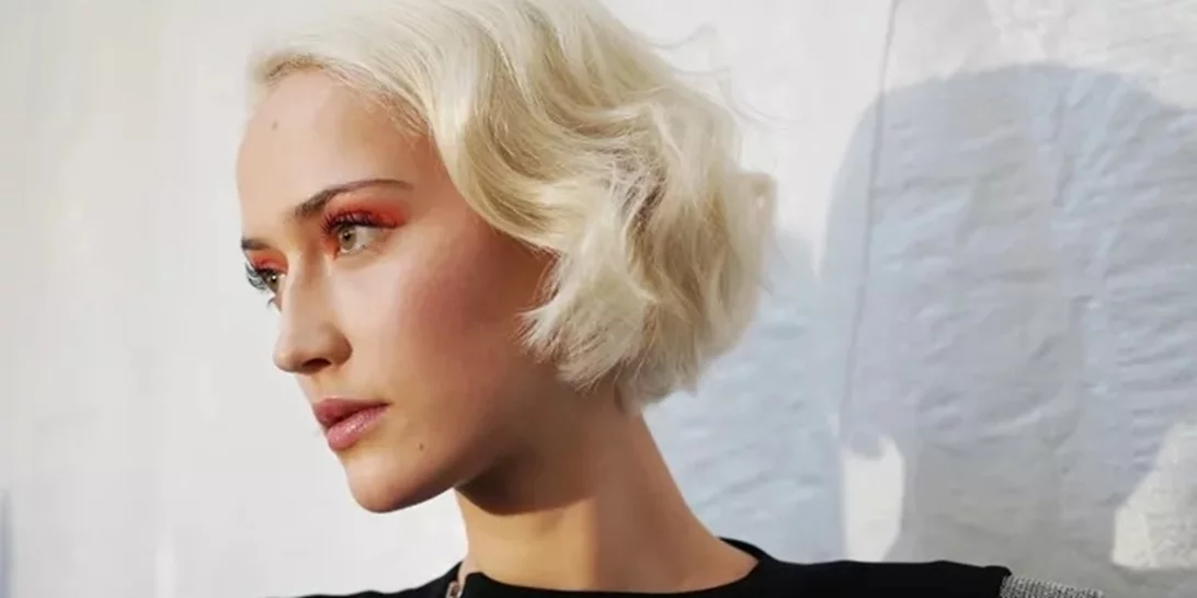 Αυτό είναι το απόλυτο festive και εύκολο χτένισμα που κάθε γυναίκα άνω των 50 αξίζει να δοκιμάσει