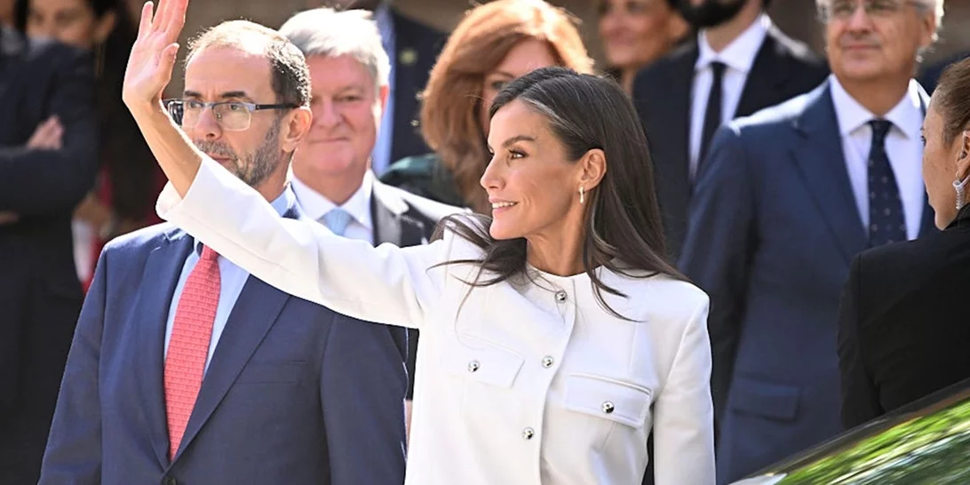 Η βασίλισσα Letizia συνδύασε το λευκό Mango κοστούμι της με δίχρωμα παπούτσια