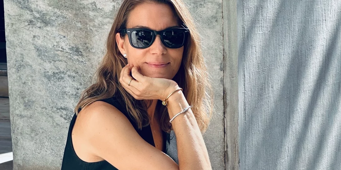 Η Βίκυ Καγιά με μαρινιέρα και εμπριμέ παντελόνι | Πώς θα δημιουργήσεις ένα κομψό mix & match look