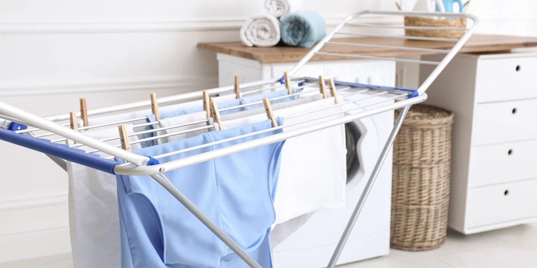 Tο ιαπωνικό κόλπο για να στεγνώνεις τα ρούχα δύο φορές πιο γρήγορα σε εσωτερικό χώρο