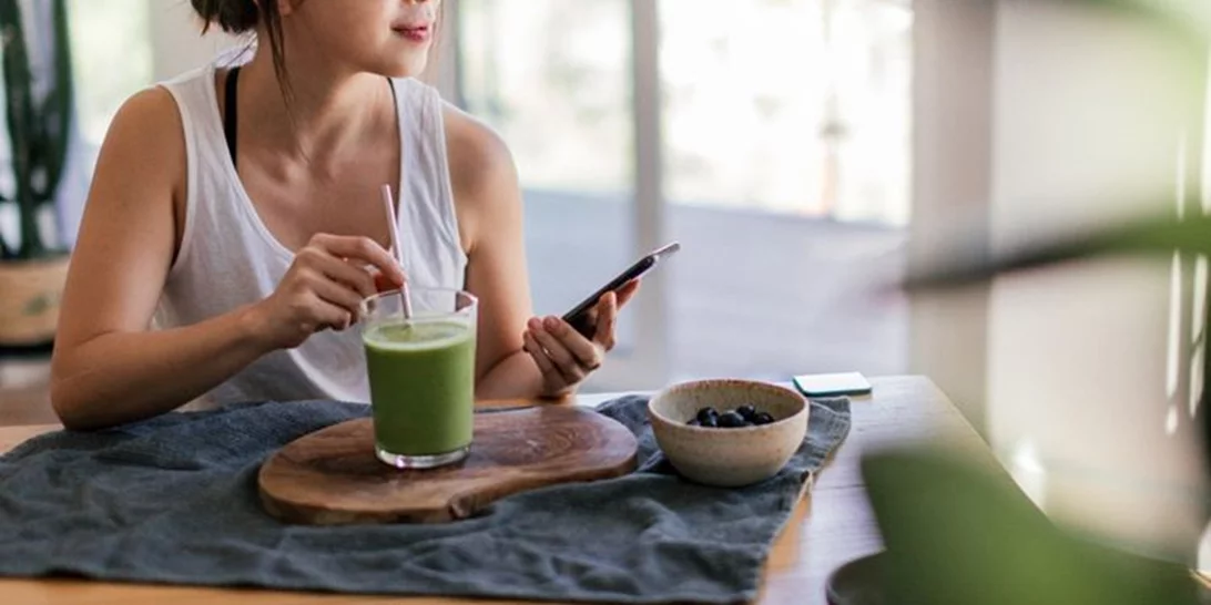 Οι 6 χειρότερες διατροφικές συνήθειες που επηρεάζουν τη λειτουργία του εγκεφάλου