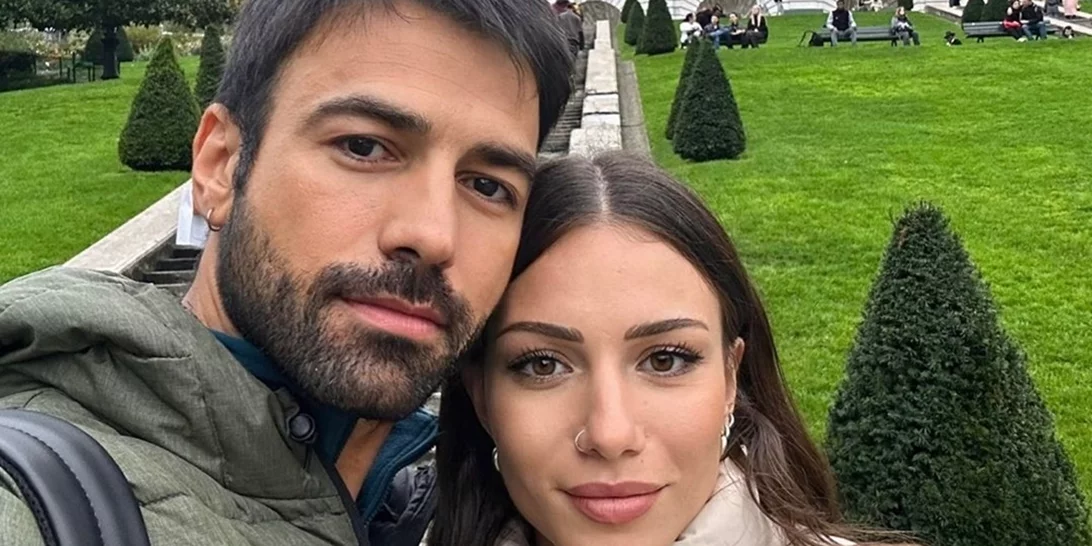 Βόλτα με τη 2 μηνών κόρη της η Σιμώνη Χριστοδούλου | Η κουκλίστικη ροζ κορδέλα και τα καλτσάκια της μικρής