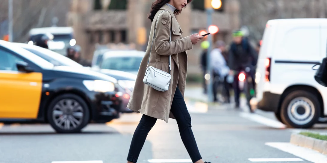 Περπατάς αργά ή γρήγορα; Η απάντησή σου σχετίζεται με την COVID-19 (μάθε πώς!)