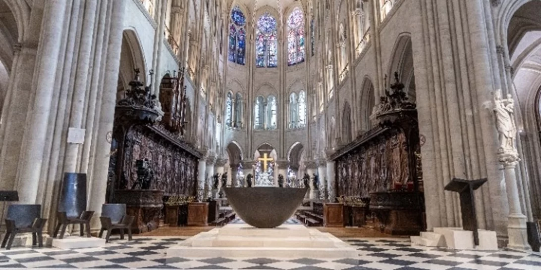 Ο Μακρόν επισκέφθηκε την ανακαινισμένη Παναγία των Παρισίων