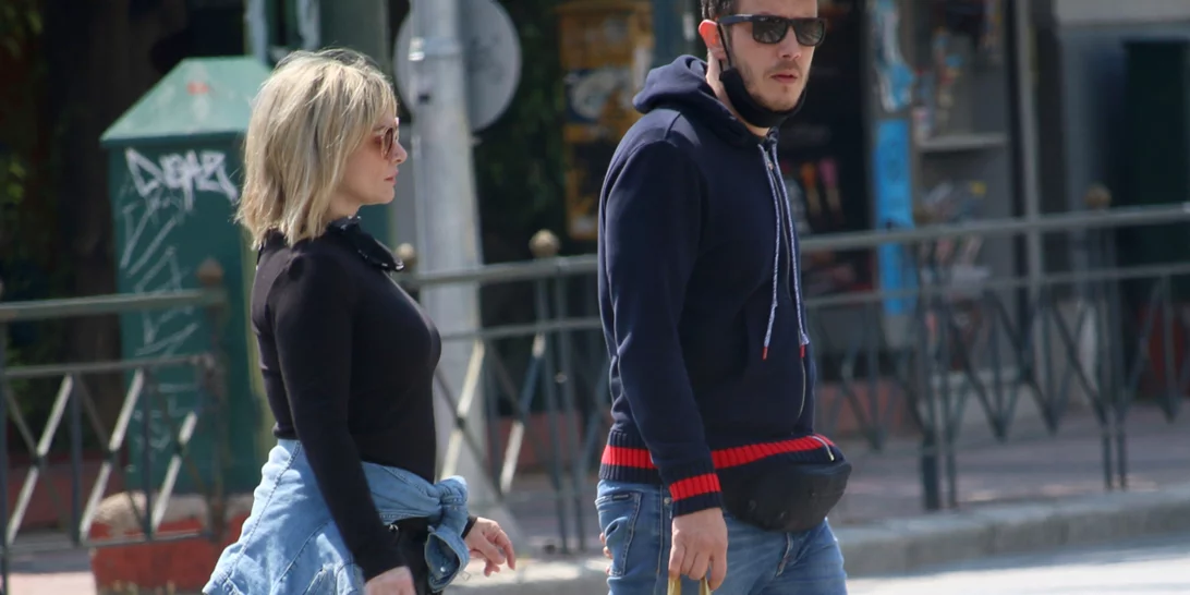 Ελεωνόρα Ζουγανέλη | Με στενό midi φόρεμα σε βόλτα με τον Σπύρο Δημητρίου