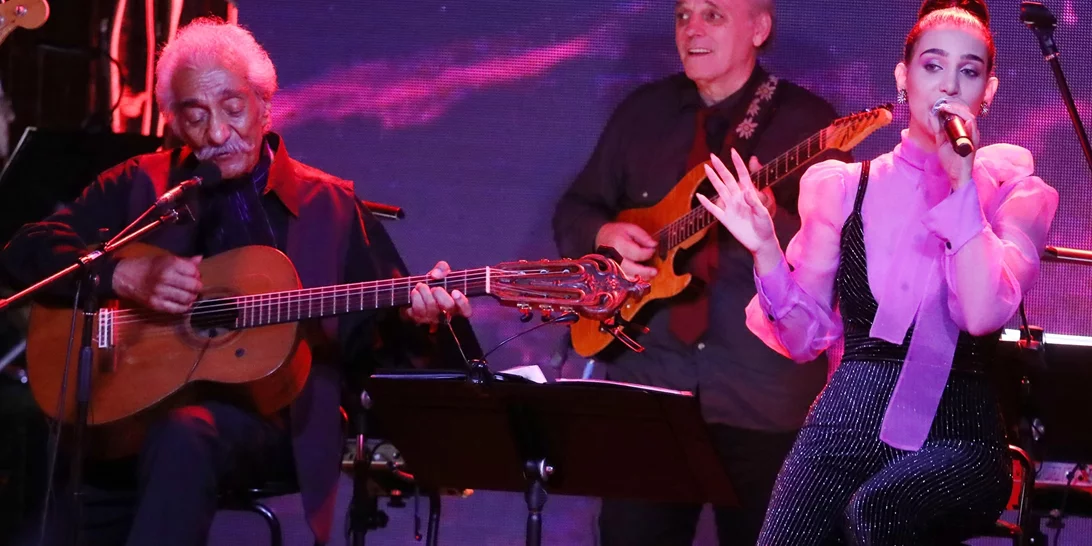 Δανιέλα Χατζή | Η όμορφη 20χρονη είναι το έκτο παιδί του 87χρονου Κώστα Χατζή και ασχολείται επαγγελματικά με το τραγούδι