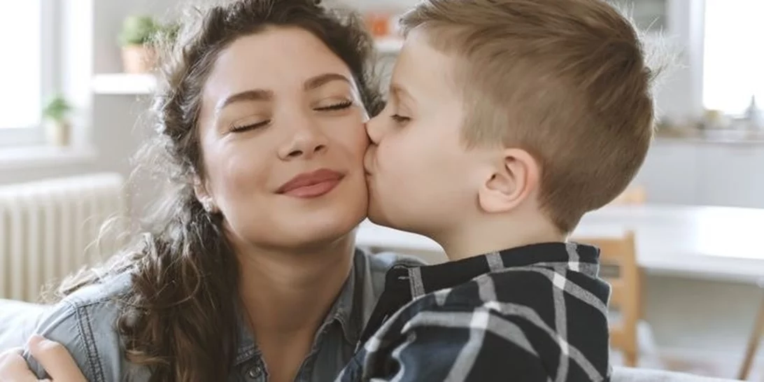 Λιώσαμε! Ένα αγόρι λέει στη μαμά του τι θα πει για εκείνη στη μελλοντική γυναίκα του