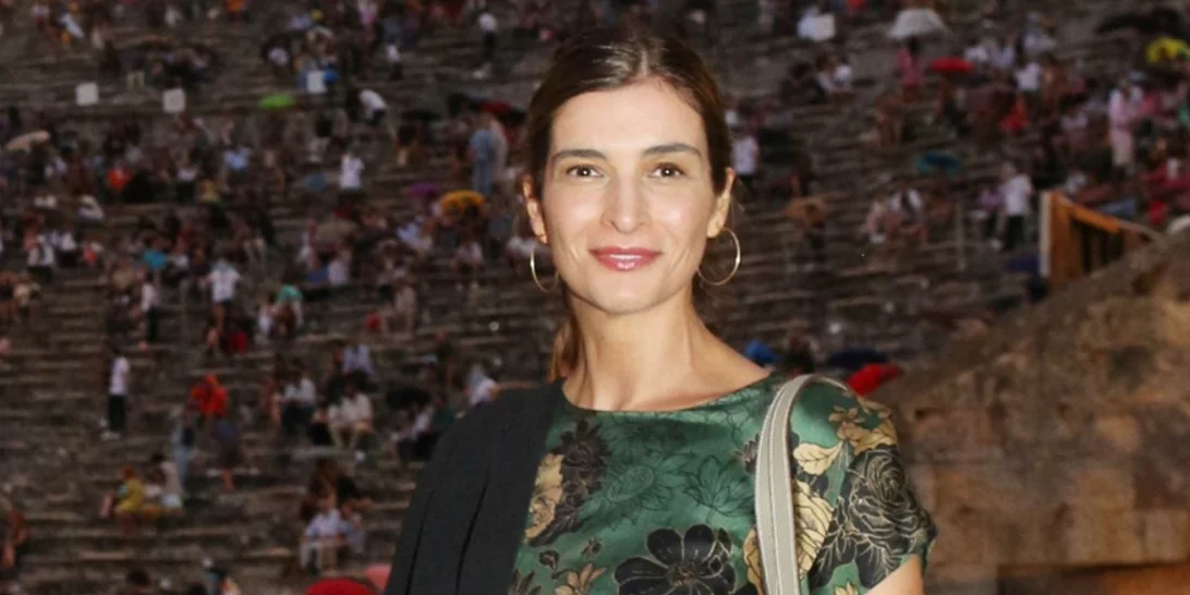 Υπέροχη στα λευκά | Η Αντιγόνη Κουλουκάκου ήταν η πιο καλοντυμένη παρουσία στην Επίδαυρο