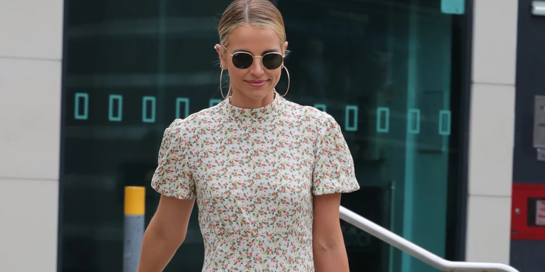 Τα πιο κομψά φορέματα σε λουλουδάτα μοτίβα για day to night ανοιξιάτικες εμφανίσεις