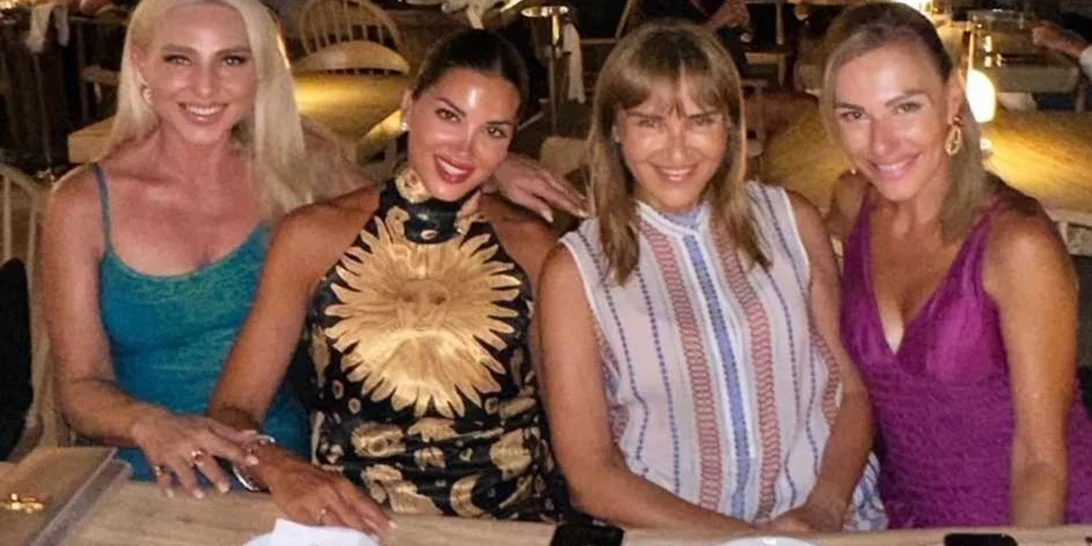 Μάρα Ζαχαρέα, Σταματίνα Τσιμτσιλή, Τίνα Μεσσαροπούλου | Ξεφάντωσαν σε γνωστό στέκι της Πάρου