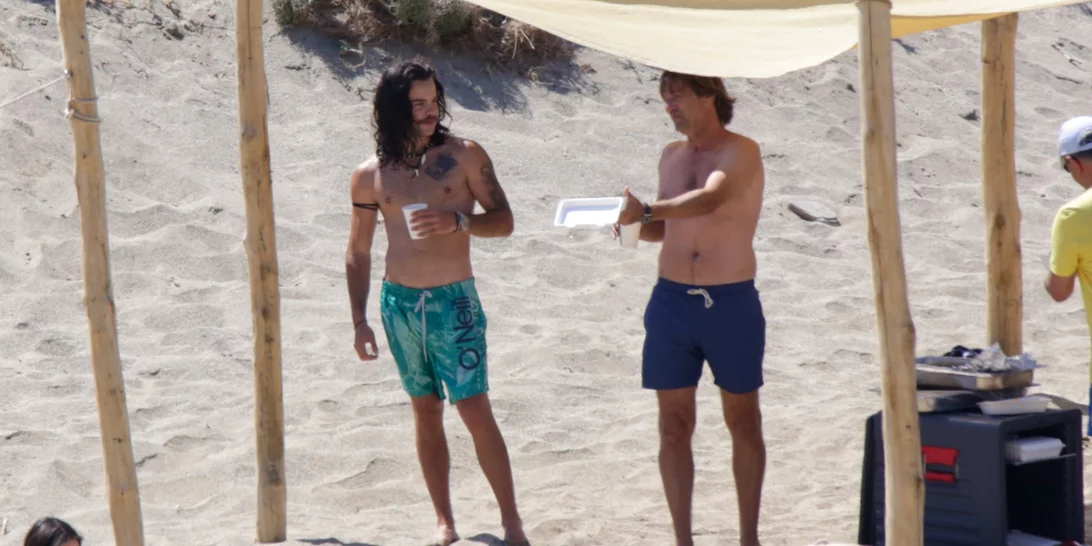 Ο Μάκης Παντζόπουλος φωτογραφίζει τον Άγγελο Λάτσιο και τη μικρή Μαρίνα στην παραλία