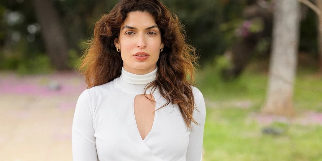 Η Τόνια Σωτηροπούλου με την ιδανική λευκή maxi φούστα από την H&M για την άνοιξη