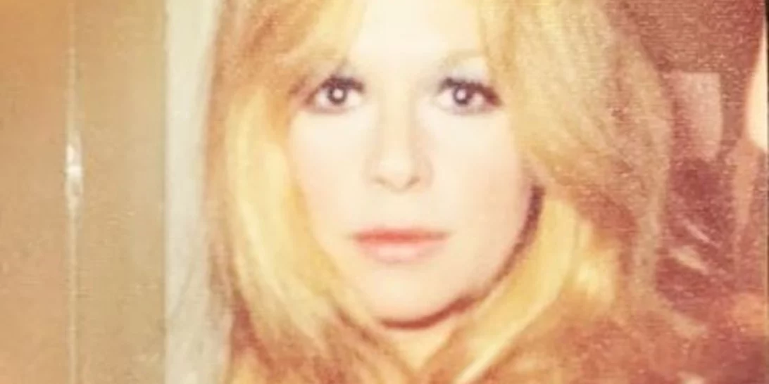 Αλίκη Βουγιουκλάκη | Έφηβη σε πάρτι μασκέ με τον αδερφό της, Αντώνη