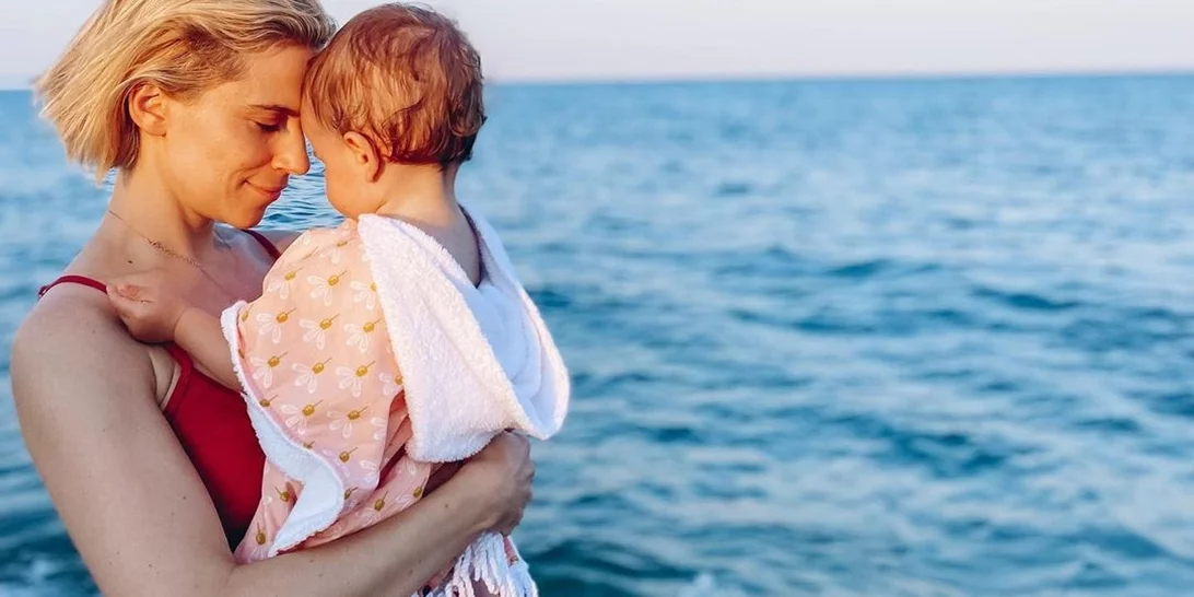 Τα ξανθά μπουκλάκια που ζηλέψαμε | Η κόρη της Νάντιας Μπουλέ απολαμβάνει το παγωτό της στην παραλία