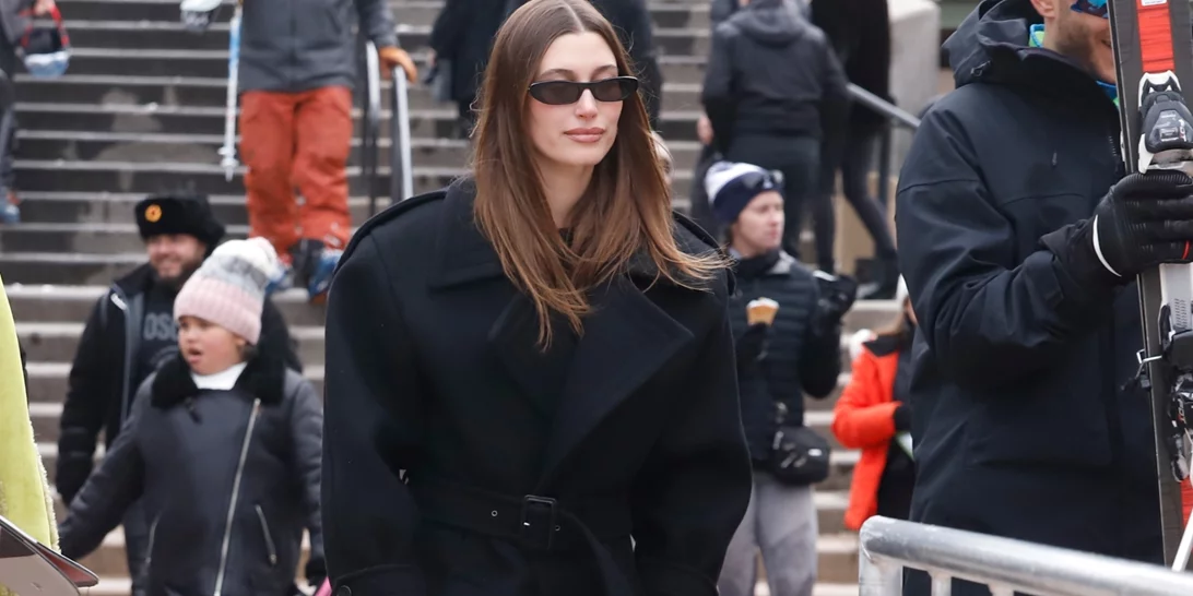 Η Hailey Bieber επαναφέρει στην επικαιρότητα το αμφιλεγόμενο παντελόνι που αξίζει να αποκτήσεις