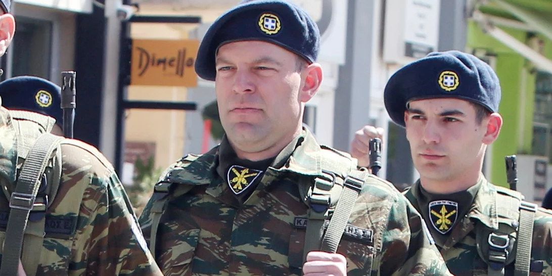 25η Μαρτίου | Ο Κασσελάκης ντυμένος στα χακί παρέλασε στη Θήβα - "Μπράβο Στέφανε" φώναζε ο κόσμος