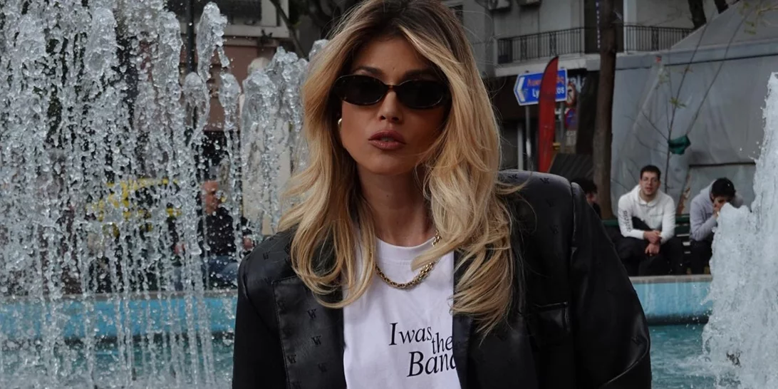 Καφέ και κόκκινο | Η Βάσια Κωσταρά φόρεσε το color combo που αγαπούν όλα τα it girls