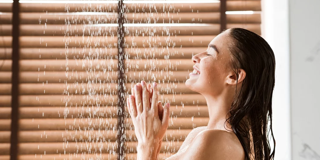 Γιατί το κρύο ντους είναι σωτήριο με ή χωρίς καύσωνα;