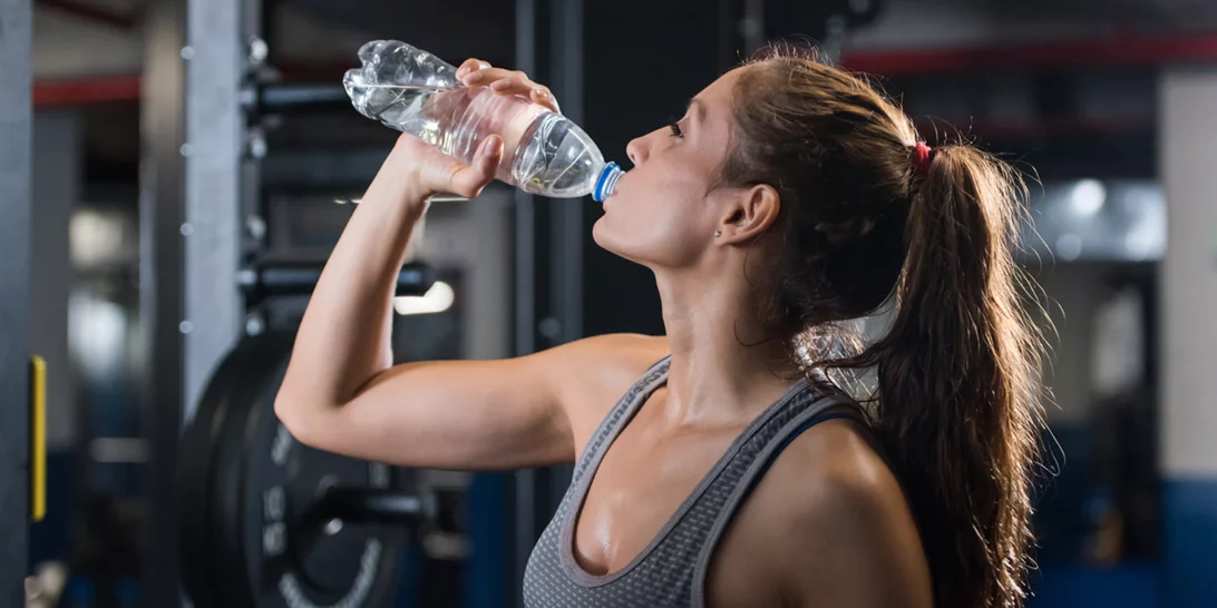 Κάνεις συχνά γυμναστική; Πόσο νερό χρειάζεται να πίνεις και γιατί
