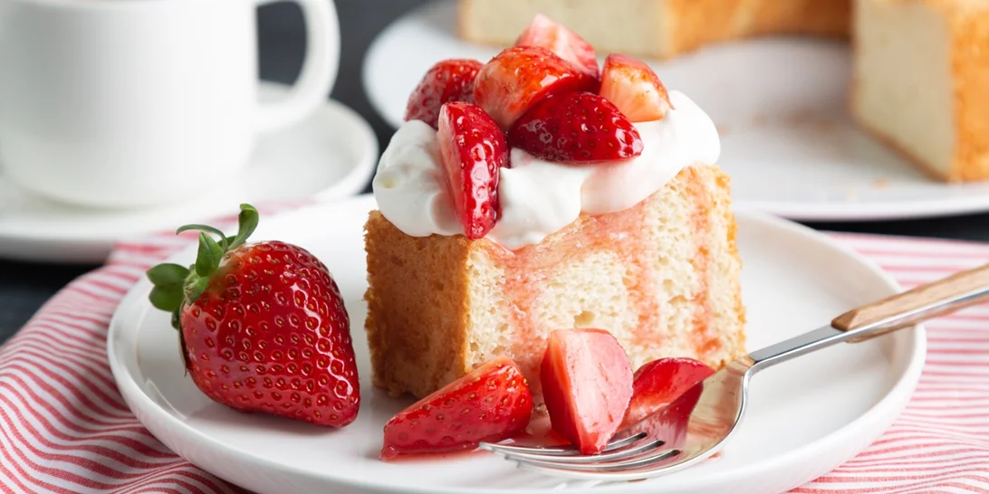 Ανοιξιάτικο κέικ γιαουρτιού με φράουλες - 5 μόνο υλικά