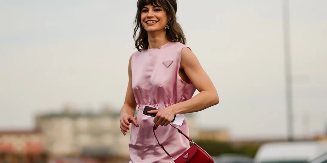 Dusty Pink ή Baby Blue | Αυτό το σατινέ φόρεμα από τη Zara ταιριάζει στους γάμους και τις βαπτίσεις της άνοιξης και κοστίζει μόλις 29,95 ευρώ