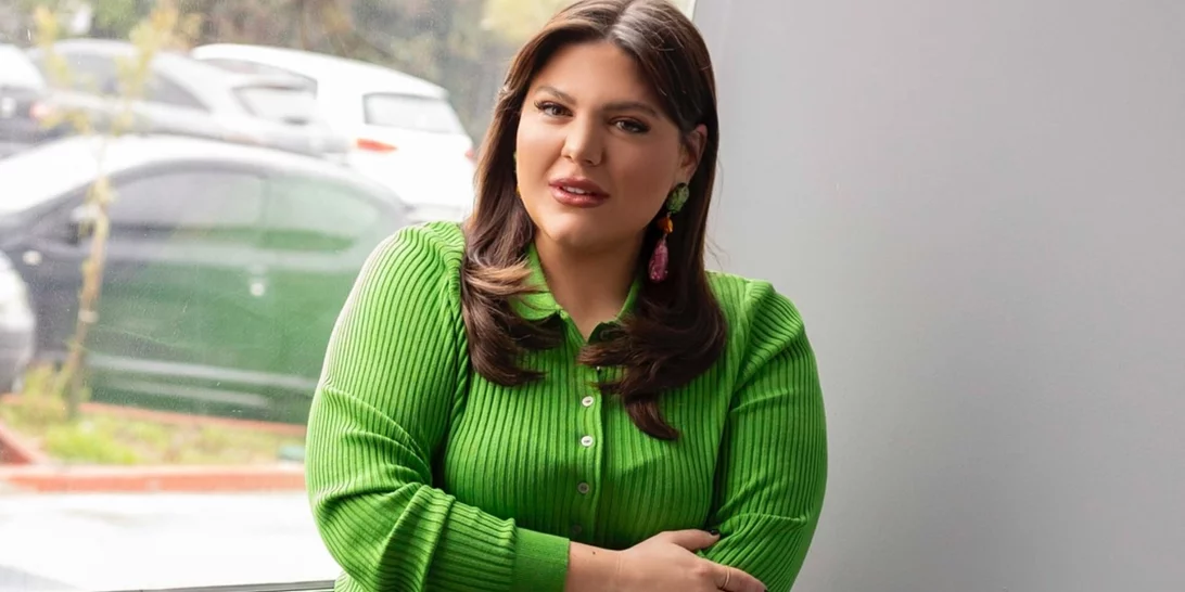 Η Δανάη Μπάρκα με την καφέ suede φούστα που κολακεύει τέλεια τη σιλουέτα