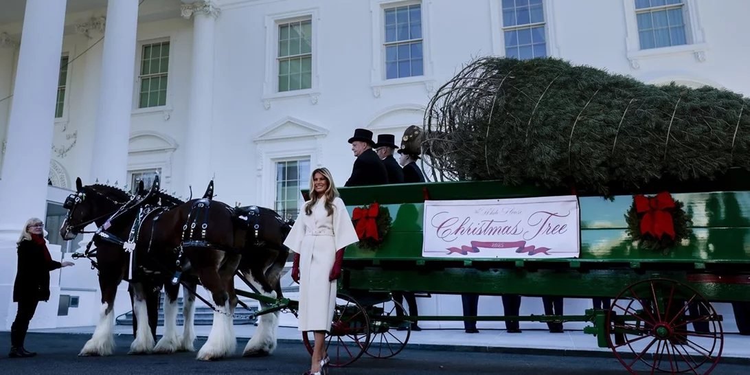 Melania Trump | Η πρώτη κυρία υποδέχεται την εορταστική περίοδο καλωσορίζοντας το χριστουγεννιάτικο δέντρο του Λευκού Οίκου