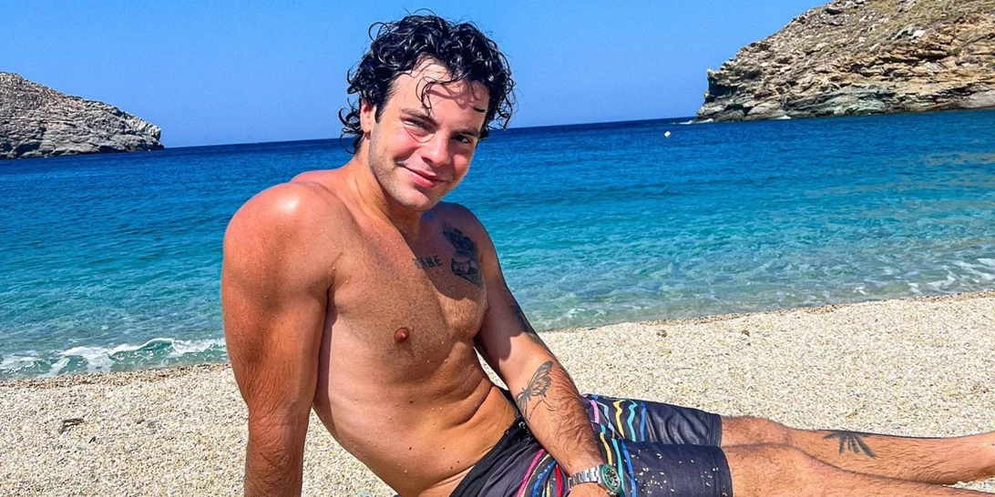 Ο Άγγελος Λάτσιος απολαμβάνει στιγμές χαλάρωσης στην παραλία μαζί με την καλύτερη παρέα