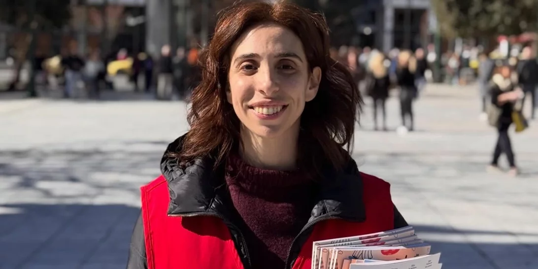 Έλενα Χαραλαμπούδη | Έγινε για μια ώρα πωλήτρια του περιοδικού "Σχεδία"