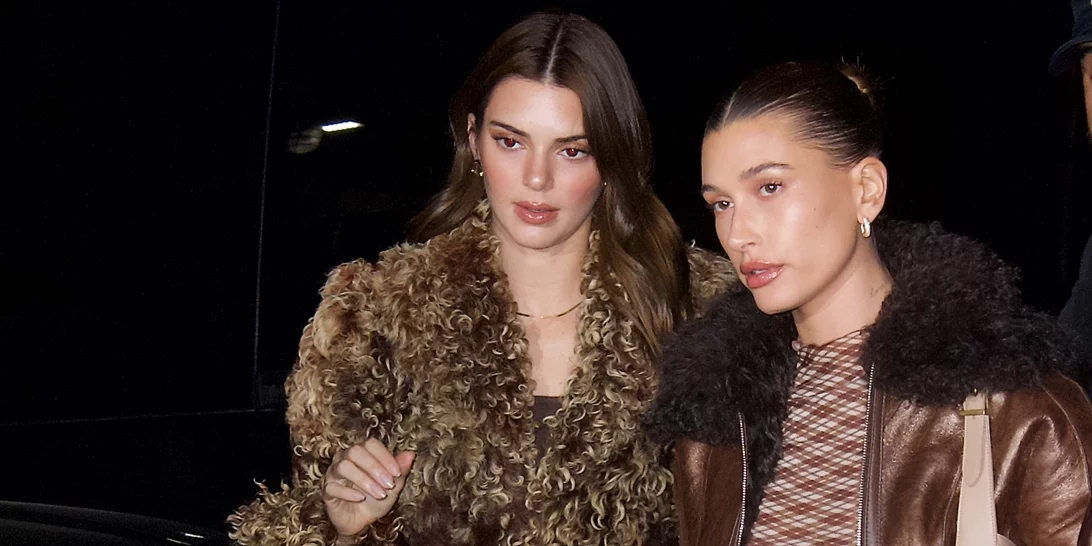 To viral hack των Hailey Bieber & Kendall Jenner για άψογη εφαρμογή του foundation - και θεϊκή όψη στην επιδερμίδα