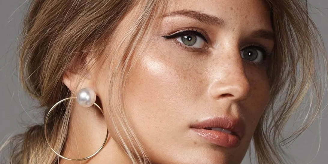 Δέρμα που λάμπει στις γιορτές; H ρουτίνα ανάπλασης που λειαίνει ρυτίδες και επαναφέρει τη νεανική όψη ενώ εσύ ξεκουράζεσαι