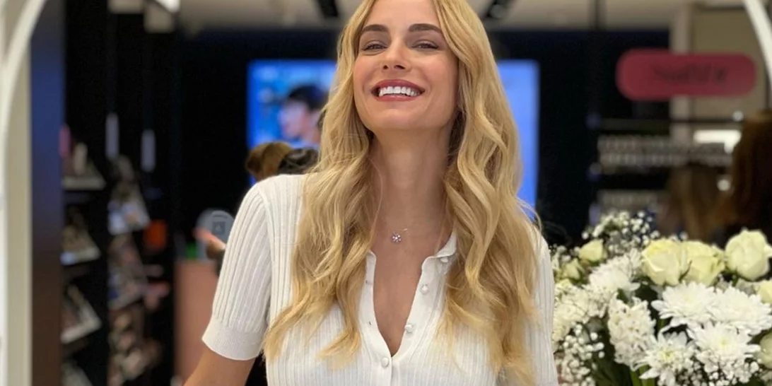 Δούκισσα Νομικού | Το μυστικό που ακολουθεί για τέλειο κράτημα στα κυματιστά μαλλιά της, όλη μέρα