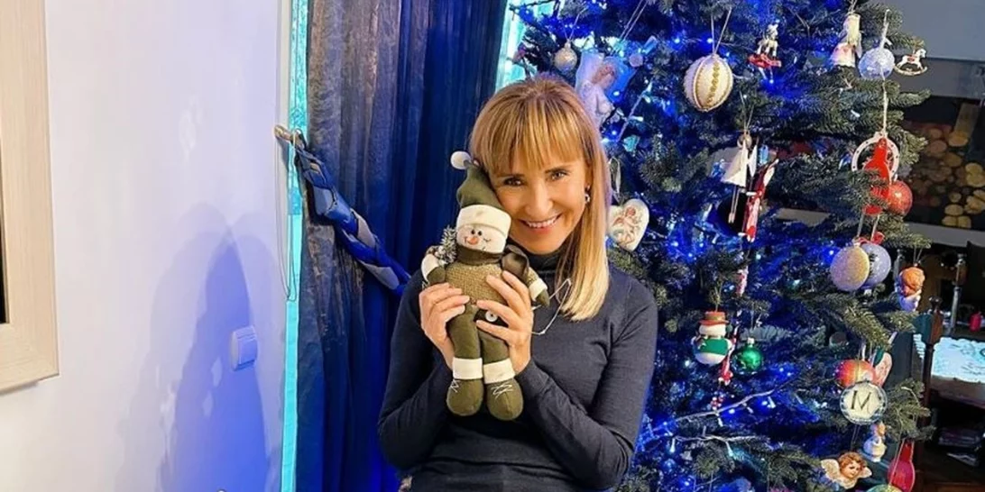 Μάρα Ζαχαρέα | Δημιούργησε glam σύνολο με μαύρο παντελόνι