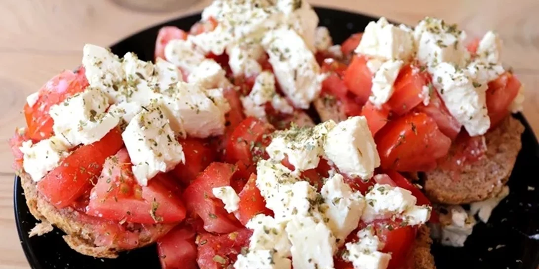Ντάκος χωρίς φέτα | Οι καλύτερες εναλλακτικές τυριών για τη σαλάτα σου