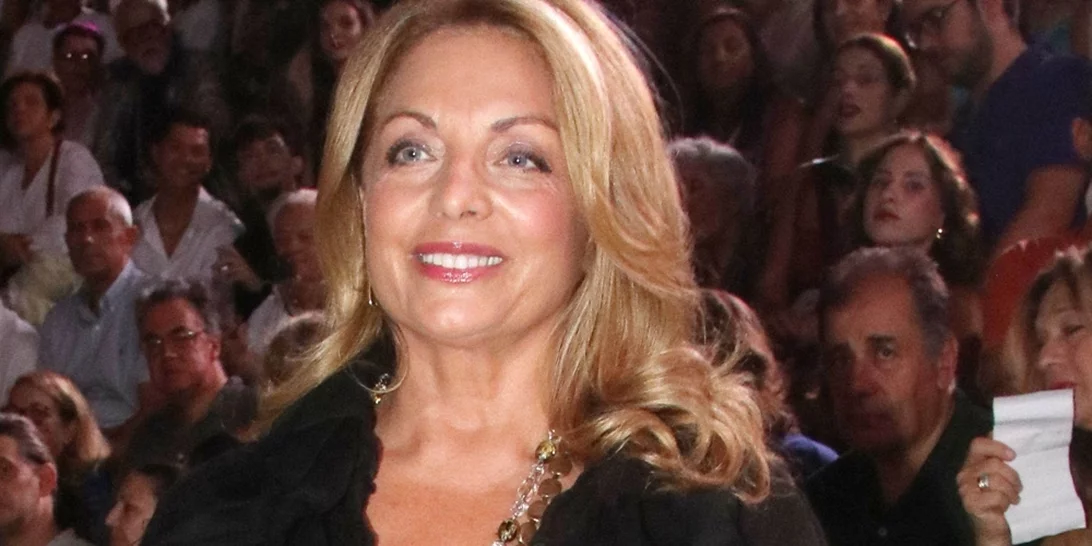 Με αέρινο φόρεμα στην Ιθάκη η Άντζελα Γκερέκου | Πάντρεψε φιλικό της ζευγάρι