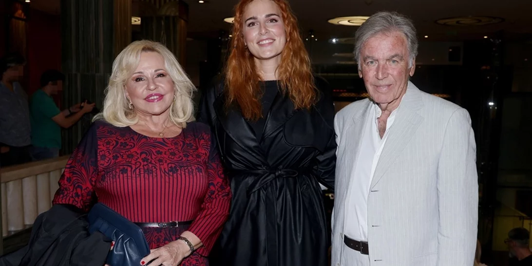 Η Εβελίνα Νικόλιζα σε σπάνια έξοδο με τους γονείς της στο θέατρο