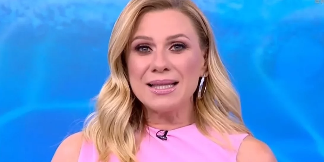 Η Κατερίνα Καραβάτου έκανε πρεμιέρα με μίνι ροζ φόρεμα από τη Zara