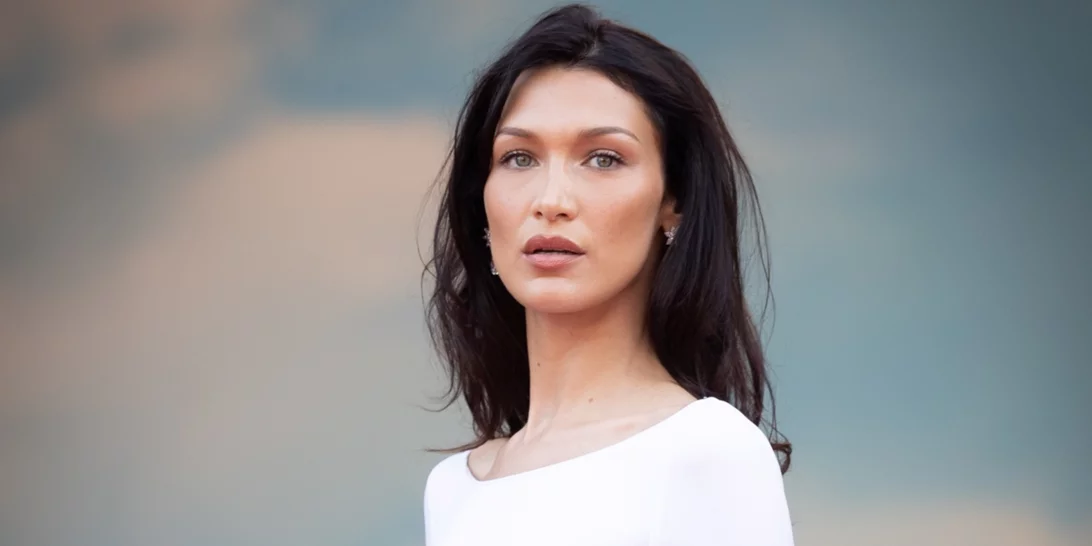 Η Bella Hadid φόρεσε κάλτσες με ψηλοτάκουνα | Η μεγάλη φθινοπωρινή τάση που όλες θα φορέσουμε