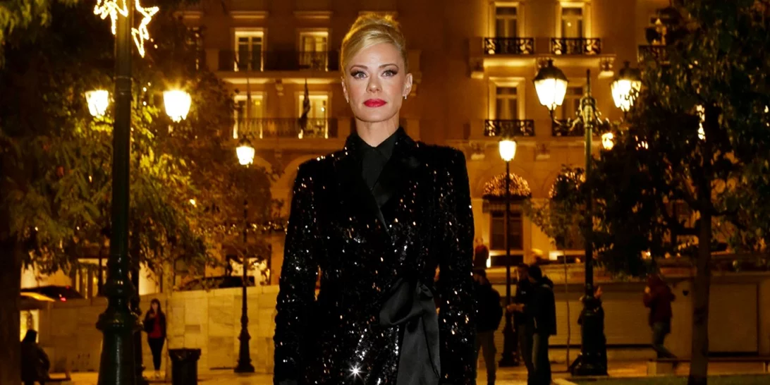 Ζέτα Μακρυπούλια | Φόρεσε το ιδανικό βελούδινο κοστούμι για χριστουγεννιάτικες εμφανίσεις