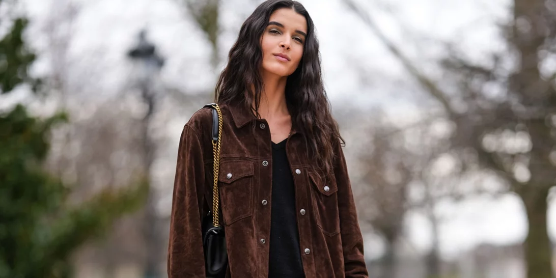 3 λόγοι που αυτό το suede πανωφόρι από τη Zara έχει γίνει viral στο TikTok;