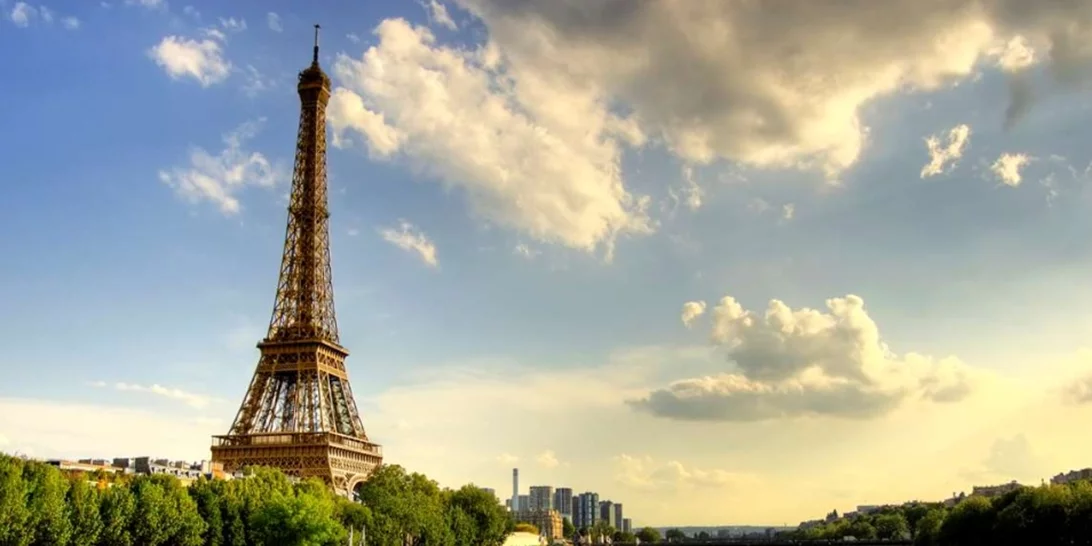 10 μπιζάρ trivia για τον Πύργο του Άιφελ