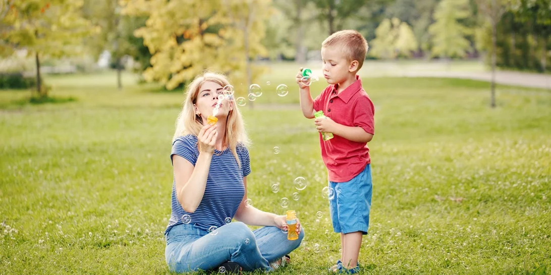 8 πράγματα που κάνουμε οι γονείς σήμερα (και δεν τα έκαναν ποτέ οι δικοί μας γονείς)