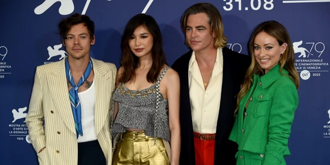 Φεστιβάλ Βενετίας | Έφτυσε πράγματι ο Harry Styles τον Chris Pine στην πρεμιέρα της ταινίας τους;