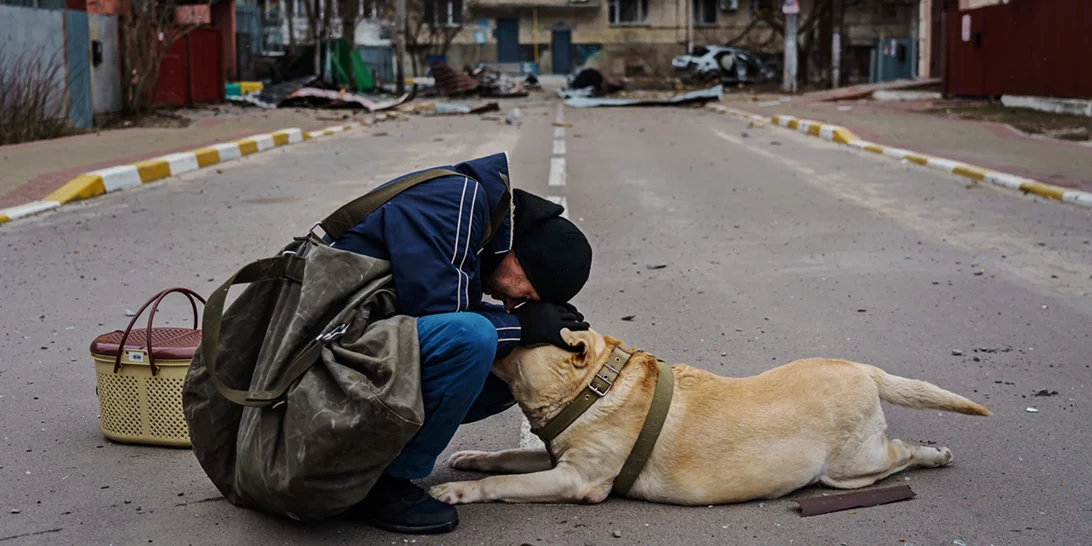 Συγκινητική Φωτογραφία | Ουκρανός παρηγορεί σκύλο που παρέλυσε από φόβο λόγω των βομβαρδισμών