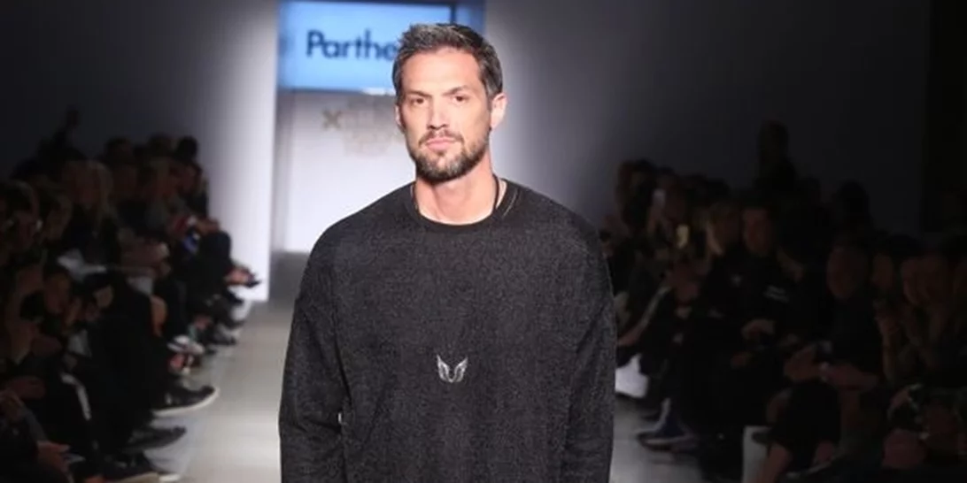 Με γκρίζα μαλλιά πιο γοητευτικός από ποτέ ο Αλέξανδρος Παρθένης | Η νέα βραδινή έξοδος με τη σύντροφό του