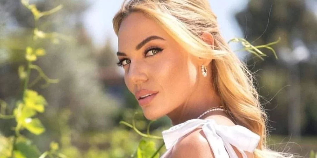 Η Ιωάννα Μαλέσκου ποζάρει αγκαλιά με την 8 μηνών κόρη της