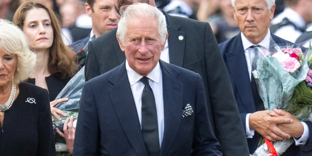 Ο βασιλιάς Κάρολος απέτισε φόρο τιμής στον τέως βασιλιά Κωνσταντίνο παρά την απουσία από το μνημόσυνο